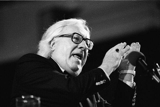 Ray Bradbury lecturing to an audience